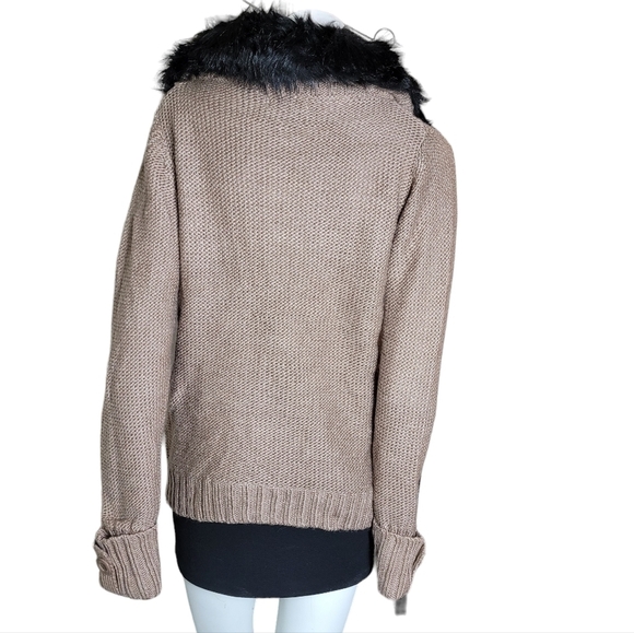 VERTIGO PARIS FAUX FUR COLLAR SWEATER IN NUBUCK L - Picture 3 of 13
